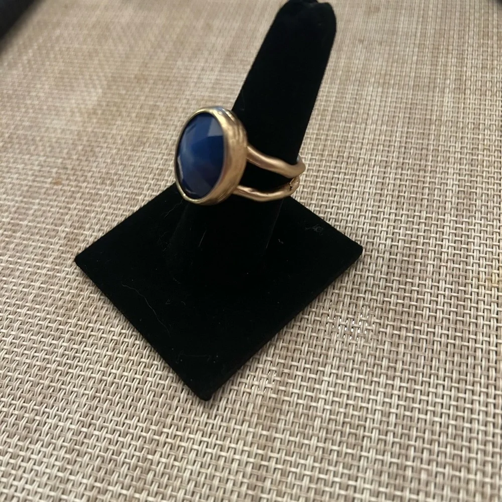 Source Unknown Gold Ring with Deep Blue Stone - Picture 1 of 5